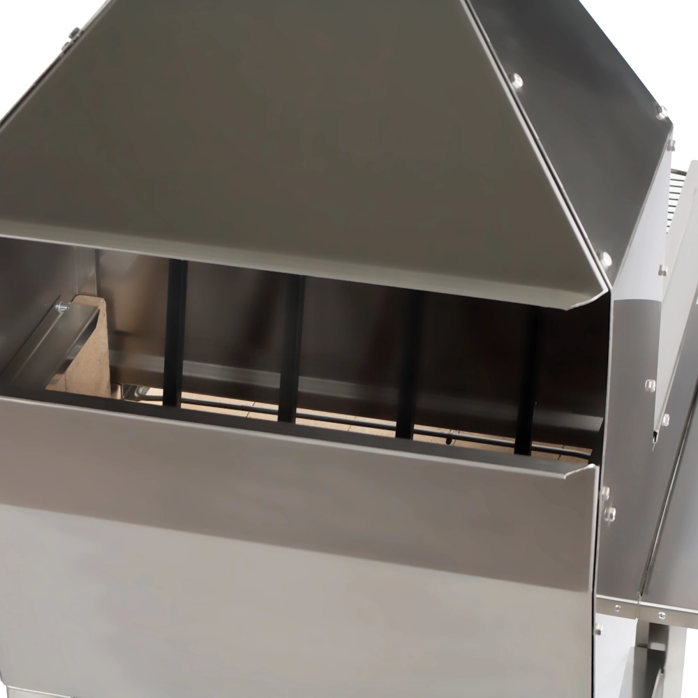 Vista posteriore del barbecue a legna in acciaio inox