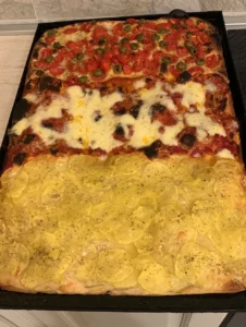 Pizza appena cotta in un forno a legna Giansanti